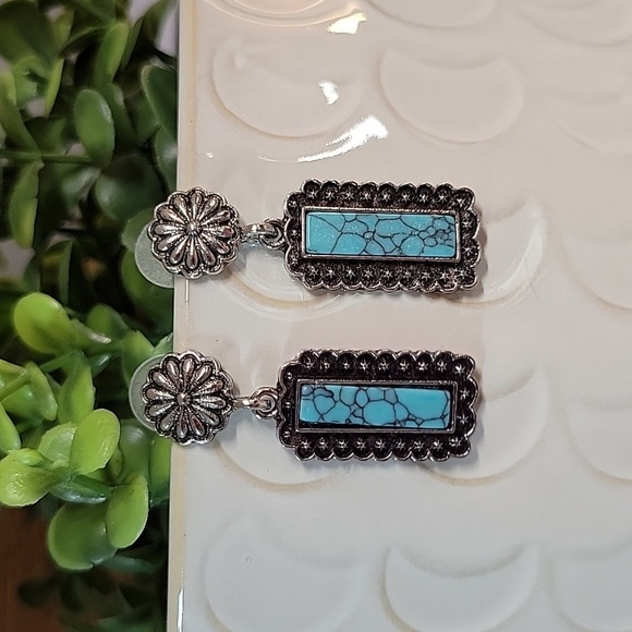 🔥LAST PAIR🔥 CONCHO TOP SCALLOP DROP EARRINGS - Picture 6 of 7